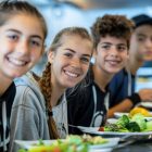 Groupe d’élèves déjeunant dans un restaurant lors d’une sortie scolaire encadrée