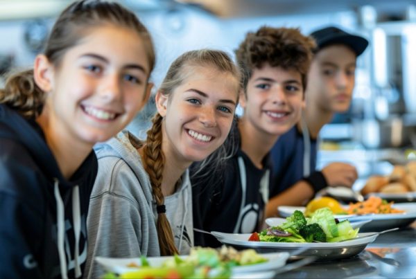Groupe d’élèves déjeunant dans un restaurant lors d’une sortie scolaire encadrée