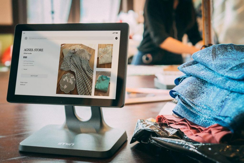Caisse digitale sur tablette dans une boutique de mode, illustrant l'intégration d'outils numériques au commerce