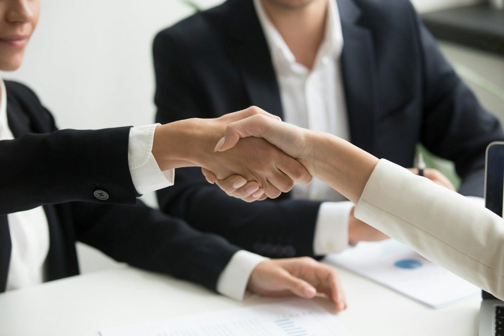 Pacte d'associés : ce qu'il doit absolument contenir avant de s'associer